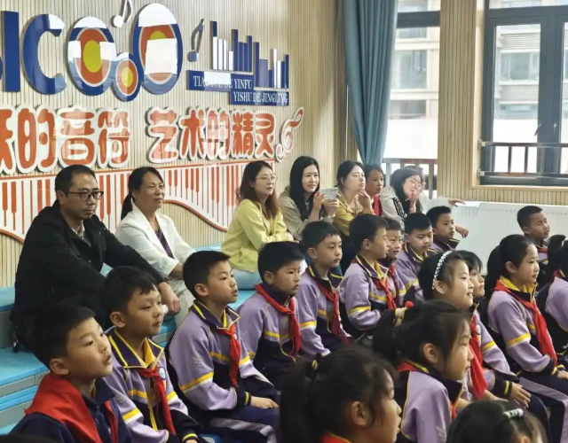 营造出积极有序的学习气氛学生在讲堂中主动参与乐于表达